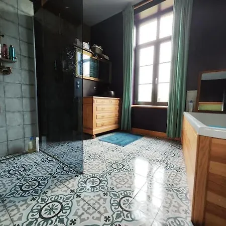 Chambre Spacieuse Avec Vue Sur Clocher Séjour chez l'habitant